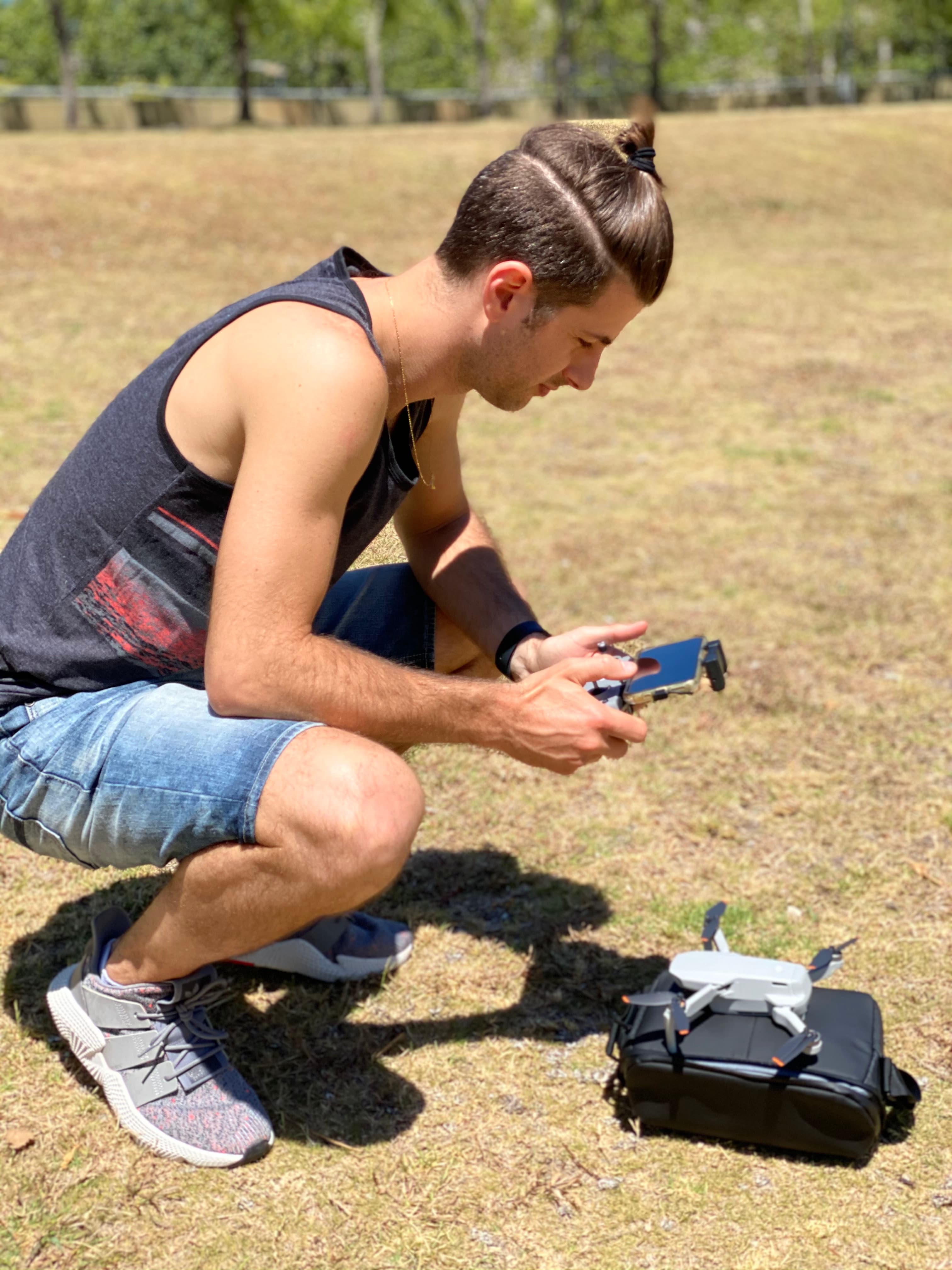 Lucas grabando contenido con el dron