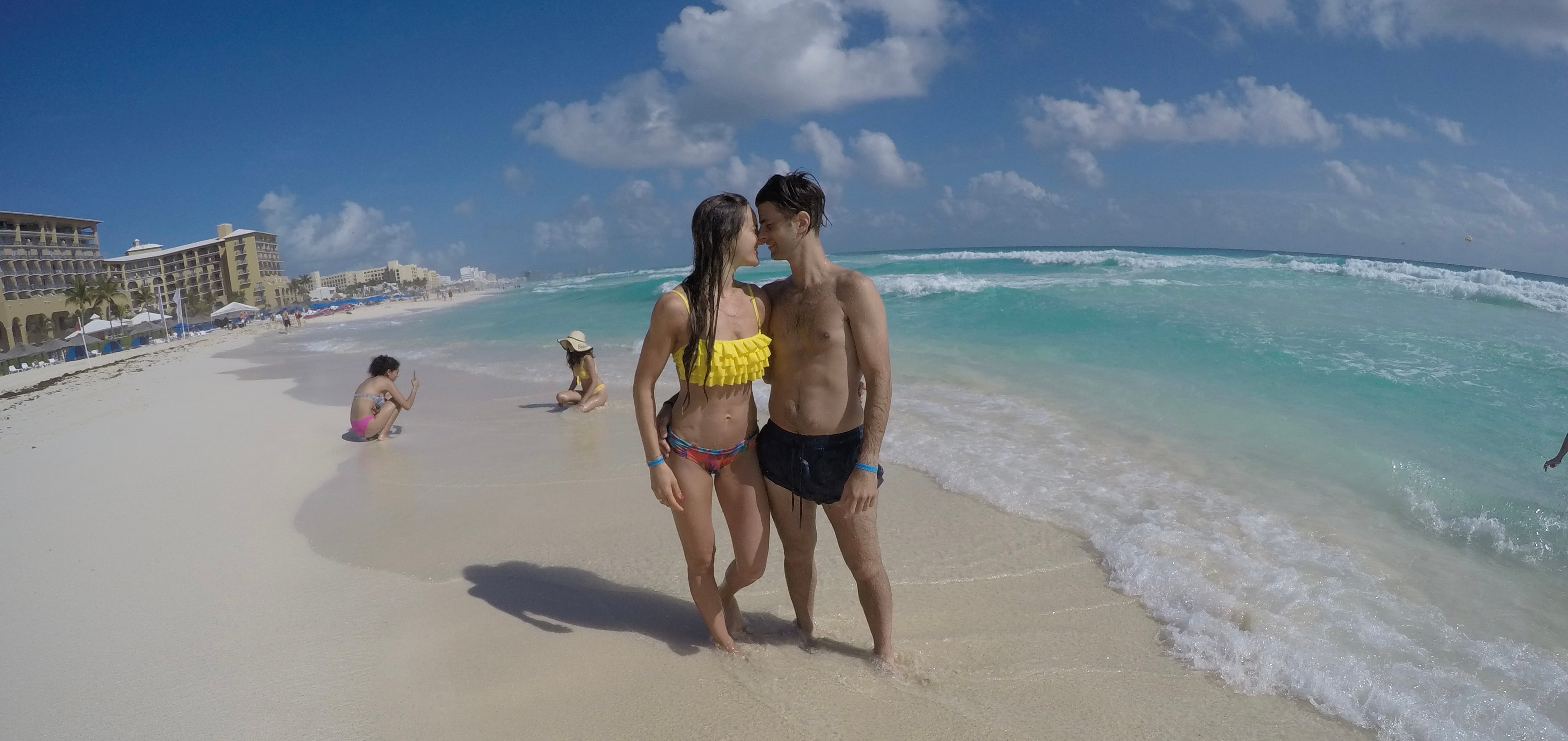 Vero y Lucas disfrutando de la playa durante un viaje