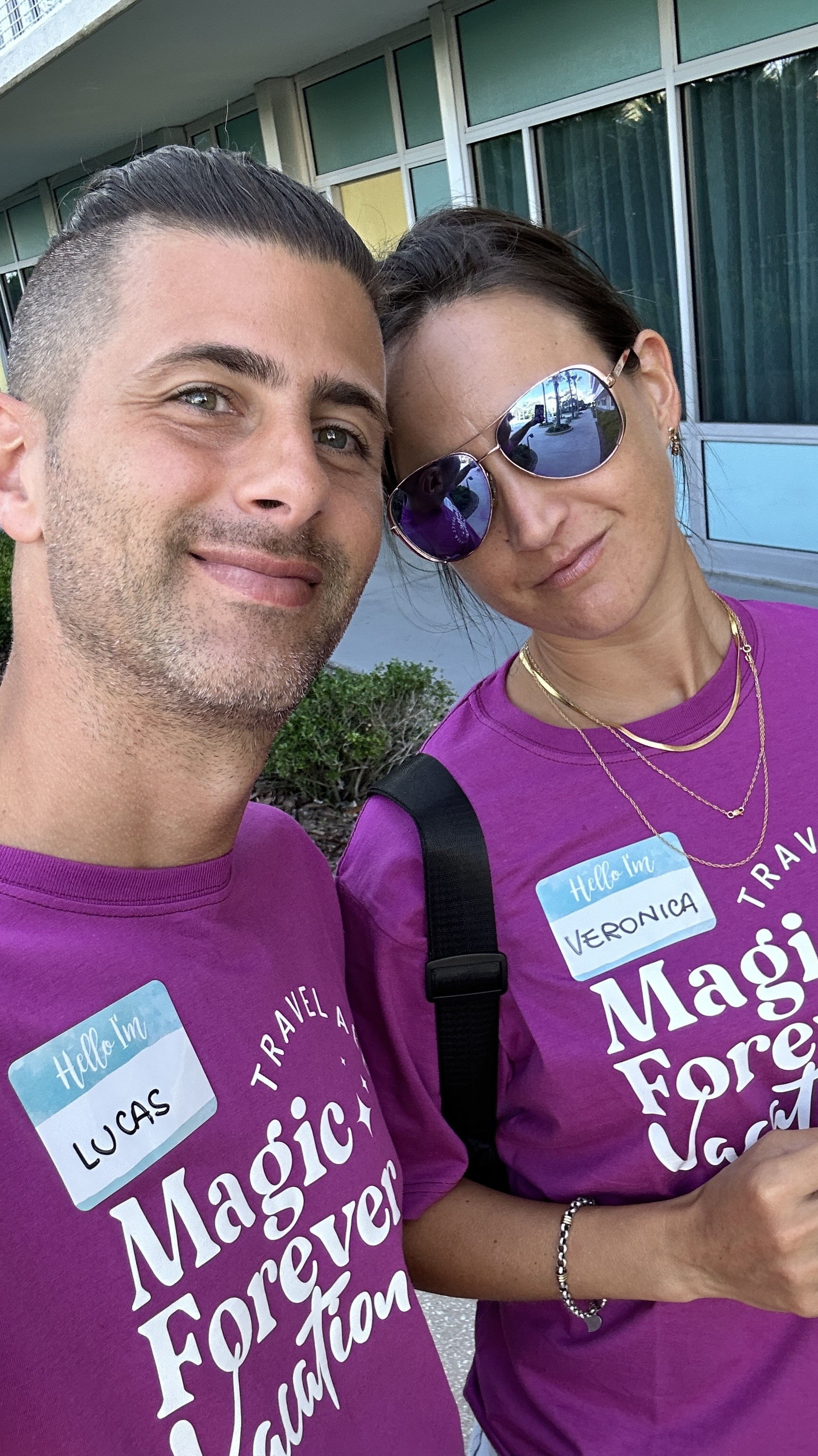 Vero y Lucas con remeras de Magic Forever Vacation